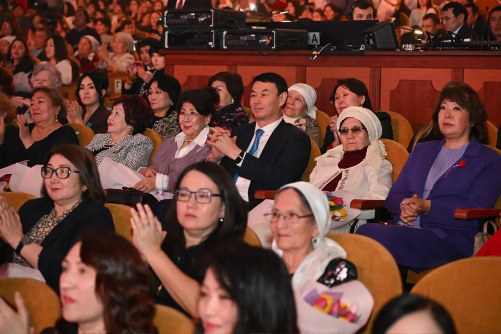 В Алматы прошел праздничный концерт «Әлемнің жарығы» к 8 Марта (5)