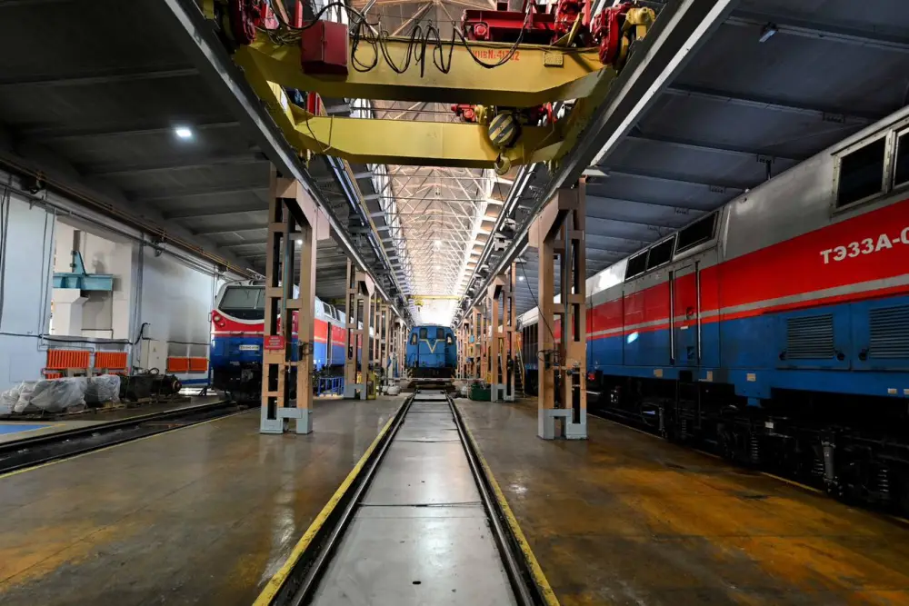 Аким области ознакомился с работой локомотивного депо «Қамқор Локомотив» в Аягозе (6)