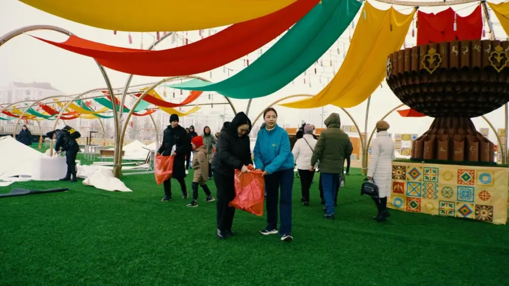 Гигантский флаг и уборка: праздник в Астане! Павлодаре