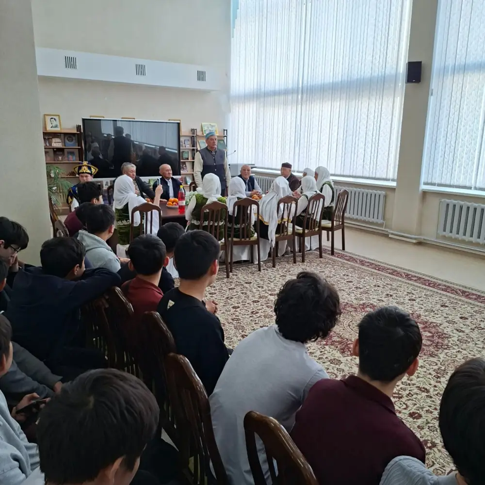 День Шанырака: столичные пенсионеры рассказали студентам о национальных традициях и дали свое благословение (3)