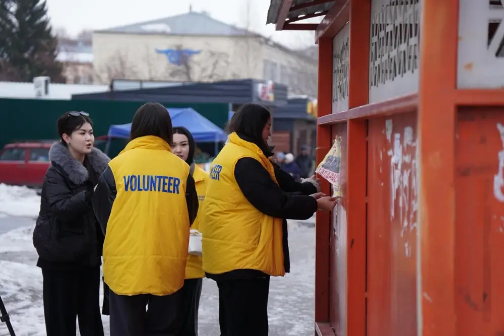 Активисты Усть-Каменогорска очищают город от незаконной рекламы в рамках экологической акции Павлодаре