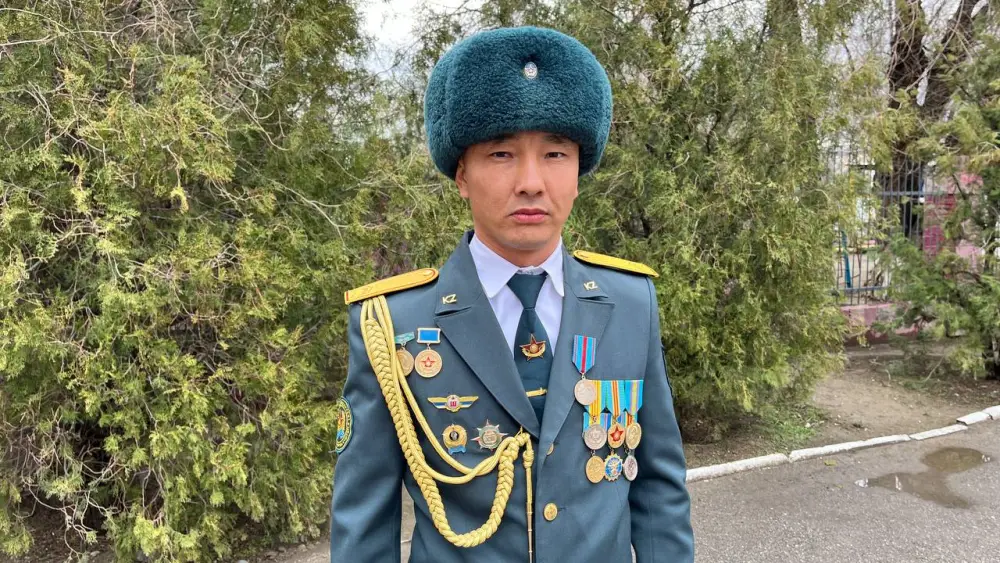 Военнослужащий Вооруженных сил награжден медалью за спасение на пожаре (2)