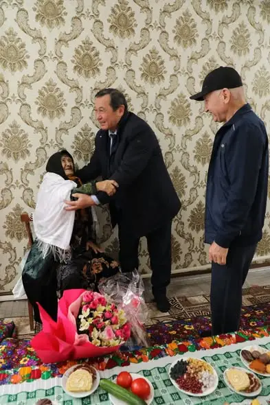 В Мактааральском районе отметили 100-летие матери-долгожительницы Амангуль Мамыровой с поздравлением к Международному женскому дню Павлодаре