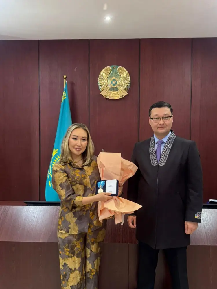 В Астане многодетным матерям вручили подвески «Алтын алқа» и «Күміс алқа» (2)