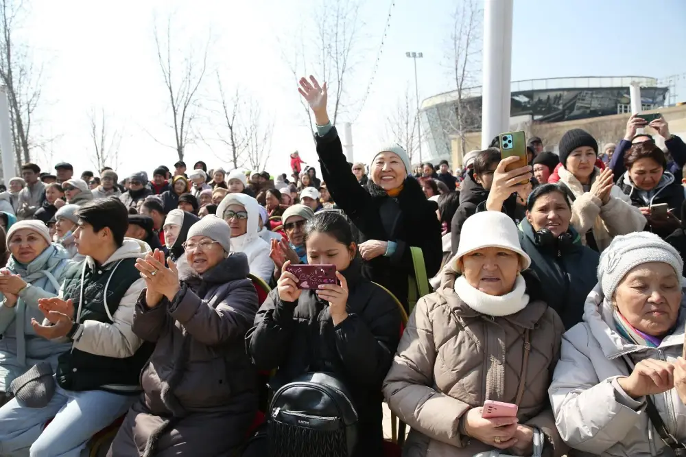 «Көктөбедегі Көрісу»: алматинцев поздравили с Днём Көрісу звуковые дроны и роботы (6)