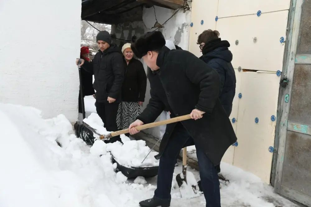 Весеннее пробуждение: активисты Дома дружбы очищают дворы пенсионеров от снега Павлодаре