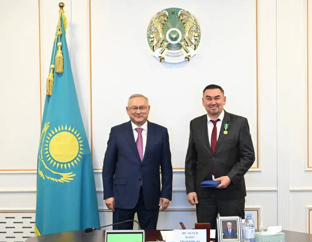 Бейбит Исабаев вручил ряду жетысуских граждан государственные награды (6)