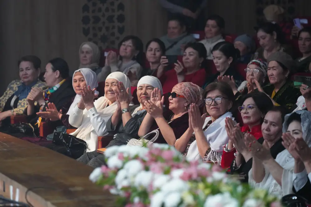 АКИМ ТУРКЕСТАНСКОЙ ОБЛАСТИ ВСТРЕТИЛСЯ С МНОГОДЕТНЫМИ И УВАЖАЕМЫМИ МАТЕРЯМИ И ПОЗДРАВИЛ ИХ С ПРАЗДНИКОМ (10)