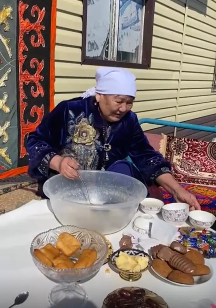 Наурыз праздник в Астане 78-летней жительницы угощение баурсаком традиции Павлодаре
