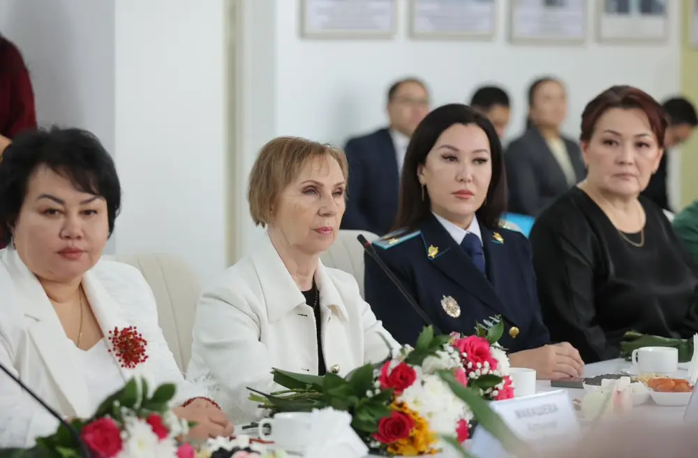 Ербол Карашукеев поздравил представительниц прекрасного пола с 8 Марта (6)