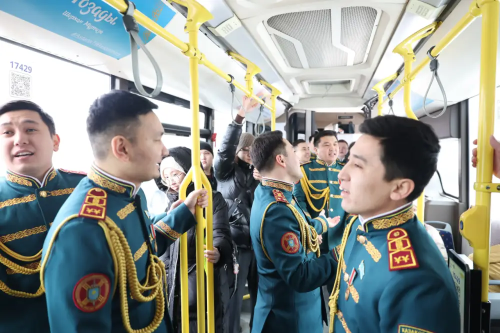 Мужской хор Нацгвардии Казахстана поздравил женщин столицы с весной, исполняя песни в общественном транспорте Павлодаре