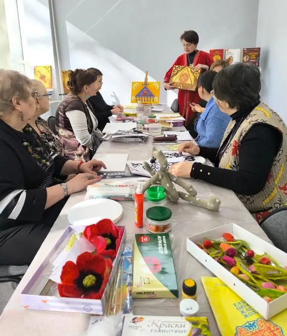 Тумар на холсте: карагандинская библиотека провела этно-мастер-класс по акриловой живописи (4)