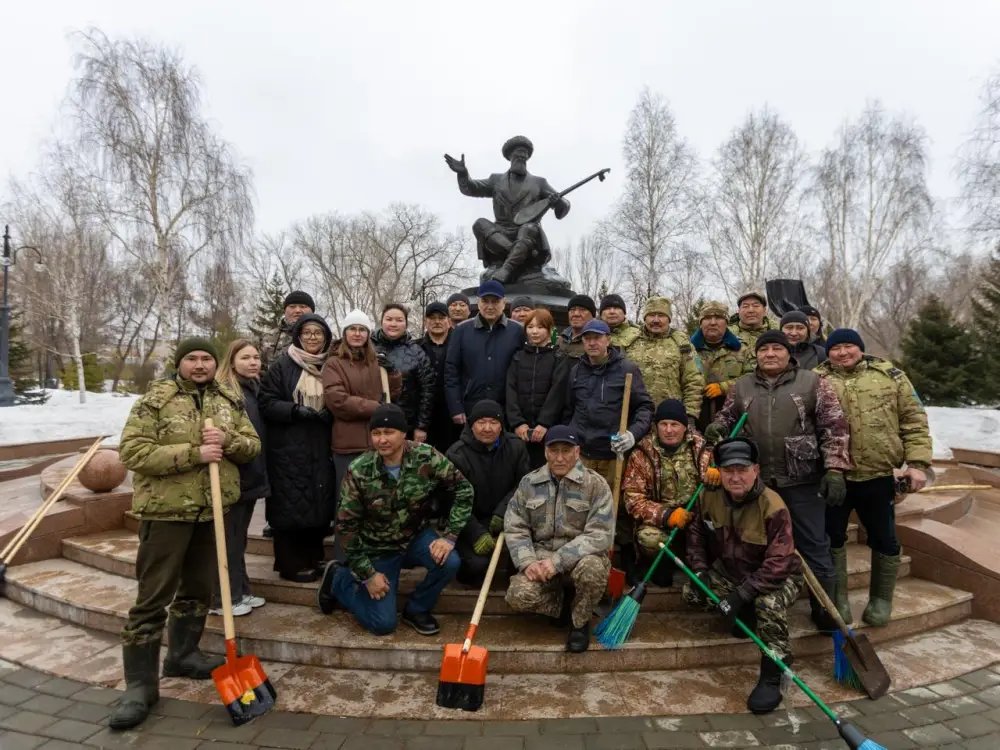 В Усть-Каменогорске в парке имени Жамбыла Жабаева прошёл субботник (9)