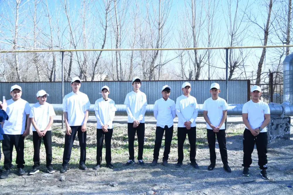 ТУРКЕСТАН: В ОТЫРАРЕ В РАМКАХ АКЦИИ «МӨЛДІР БҰЛАҚ» ОЧИЩЕНЫ БЕРЕГА КАНАЛА (3)