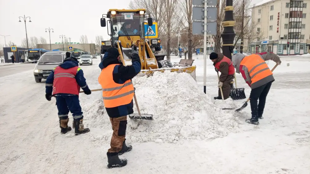 Снежная битва: три тысячи рабочих на страже чистоты! Павлодаре