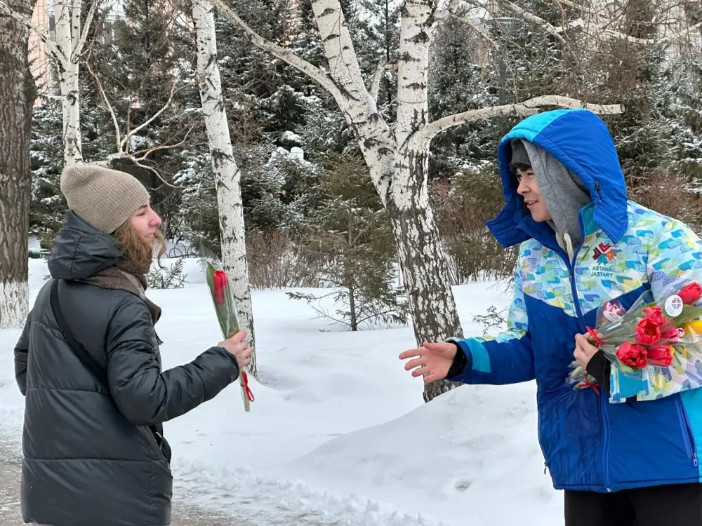 «Көктем шуағы»: Астанада еріктілер нәзікжандыларға гүл шоқтарын таратты (4)
