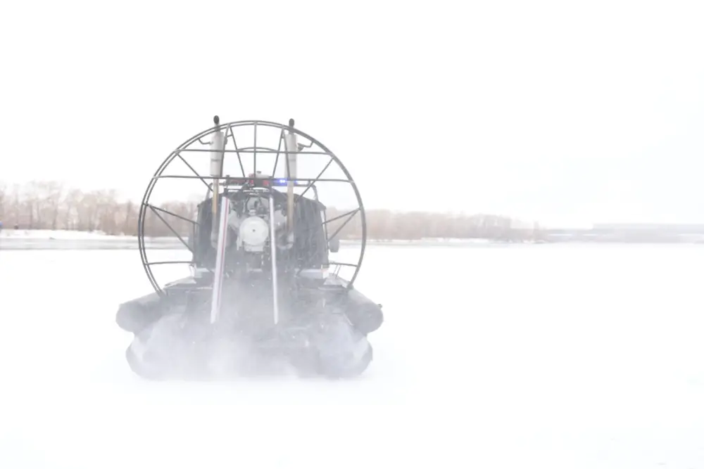 Спасатели МЧС отработали учение по спасению рыбака на льдине (2)