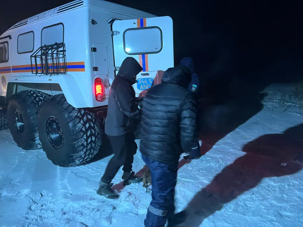 Спасатели МЧС эвакуировали 760 человек из снежных заносов в Казахстане Павлодаре