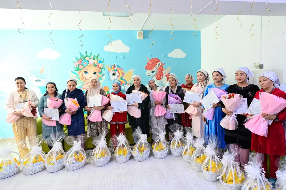 Аким области Нурлыбек Налибаев вручил благодарственные письма молодым матерям в перинатальном центре Павлодаре