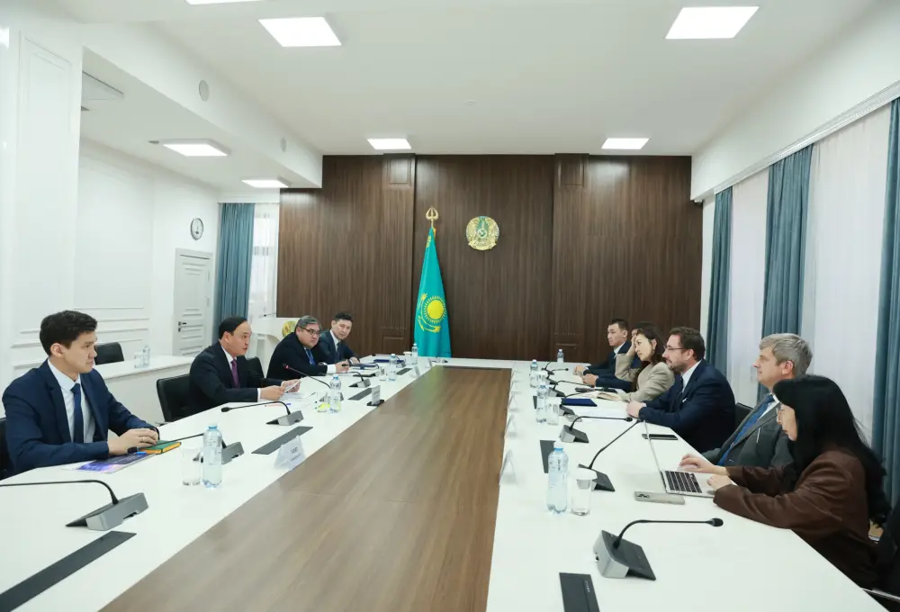 Ербол Карашукеев провёл встречу с председателем правления ТОО «Мобайл Телеком-Сервис» (3)