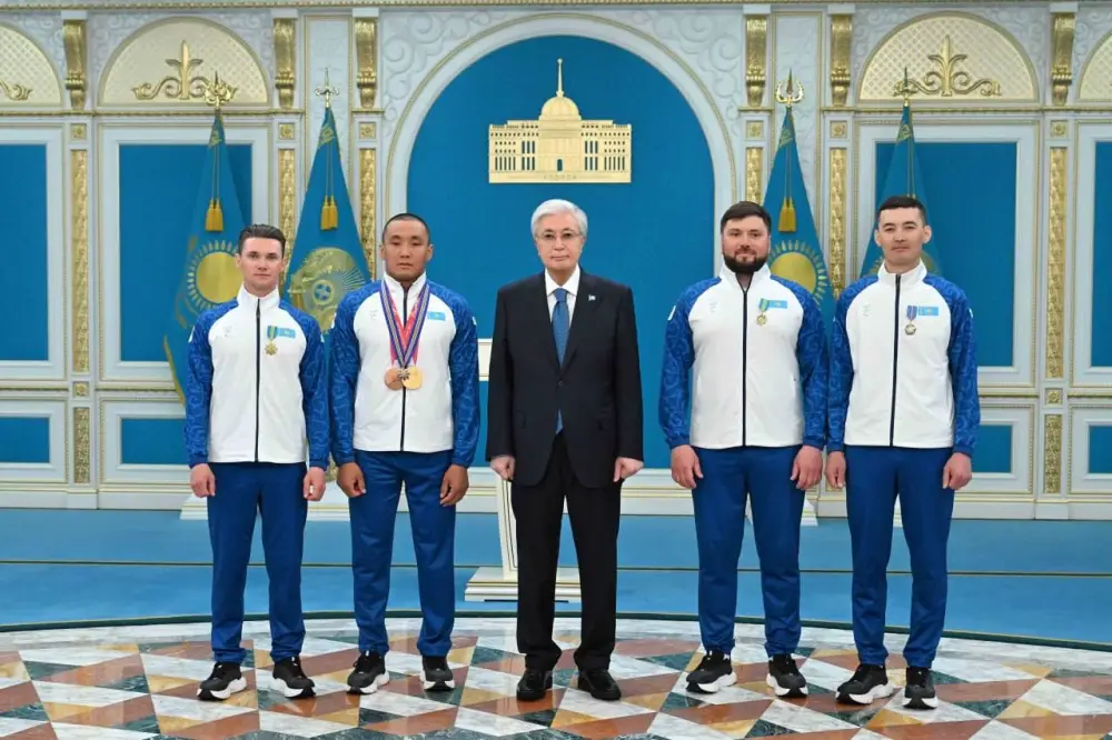 В резиденции Акорда состоялась церемония награждения чемпиона XIV зимних Паралимпийских игр в Италии Ербола Хамитова и его тренеров (4)