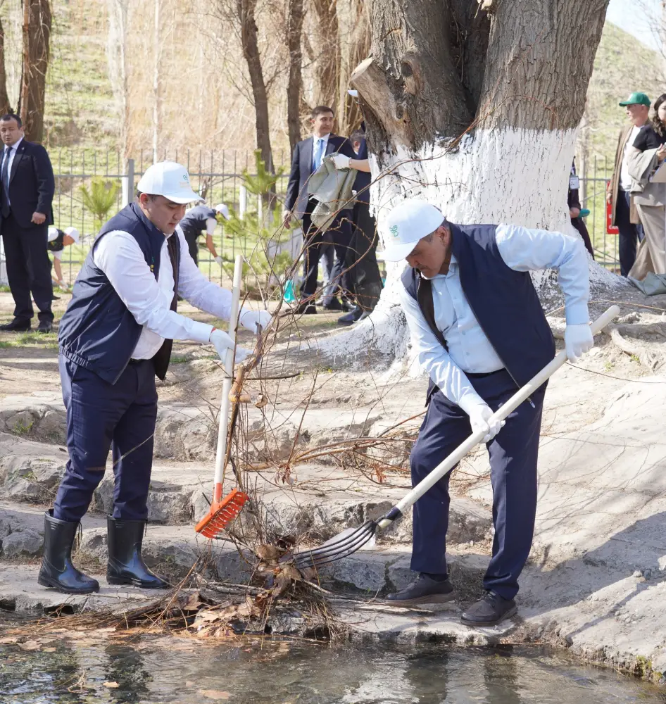 Международное сотрудничество в охране водных ресурсов: Олжас Бектенов и местные жители очищают родник в Туркестанской области Павлодаре