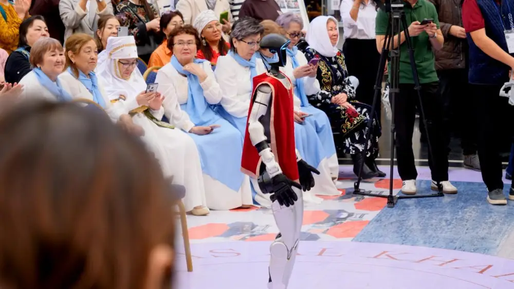 Конкурс дизайнеров с ИИ-роботом прошел в Астане (8)