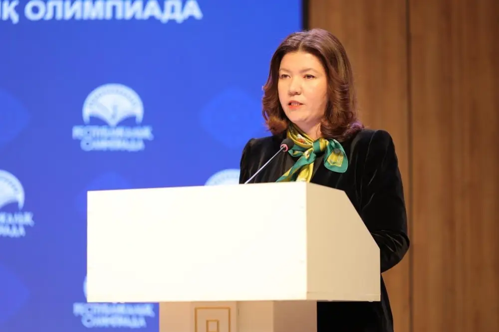 Министр просвещения Жулдыз Сулейменова наградила победителей республиканской олимпиады (2)