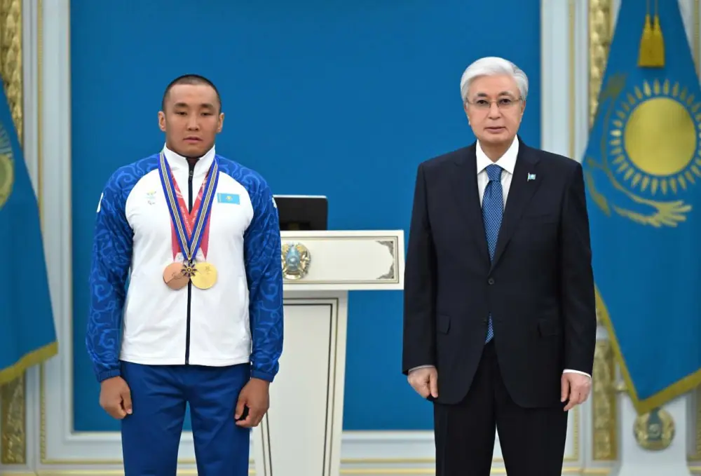 В резиденции Акорда состоялась церемония награждения чемпиона XIV зимних Паралимпийских игр в Италии Ербола Хамитова и его тренеров (3)