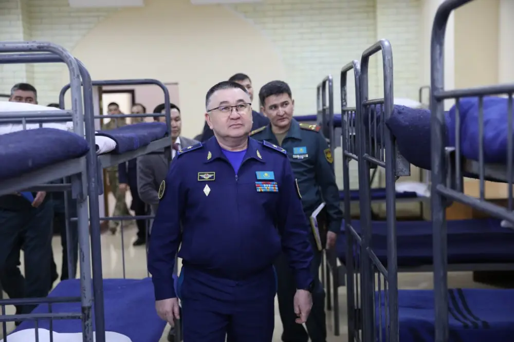 Замминистра обороны проверил условия и цифровой отбор призывников (2)