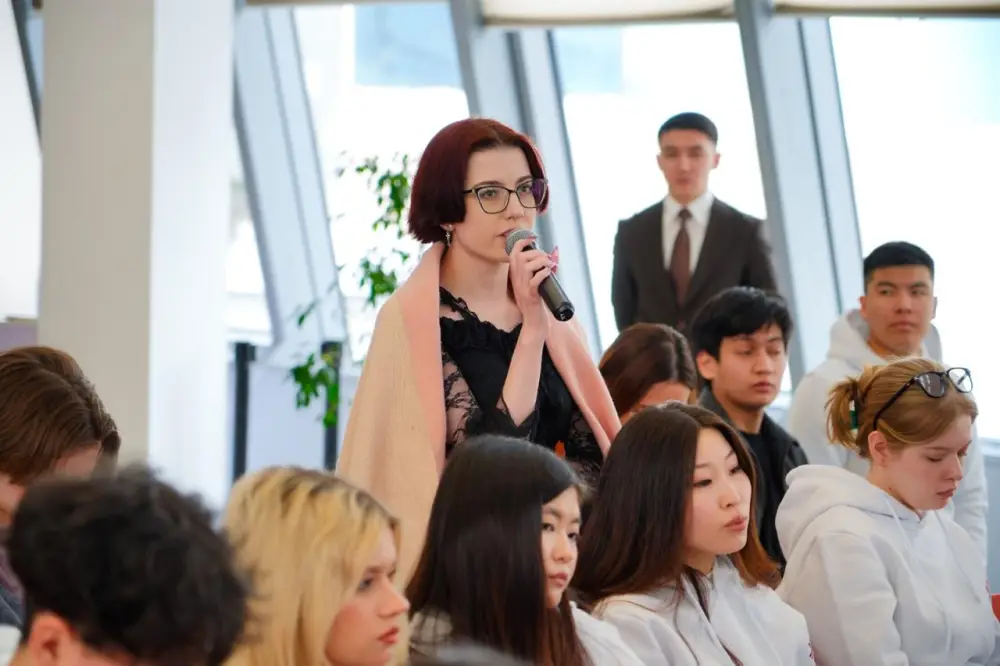 В Астане обсудили проект новой Конституции с участием молодежи и экспертного сообщества (2)