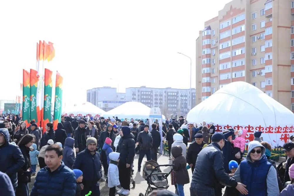 На праздновании Наурыза аким области стал свидетелем обряда «Тусаукесер» у близнецов (8)