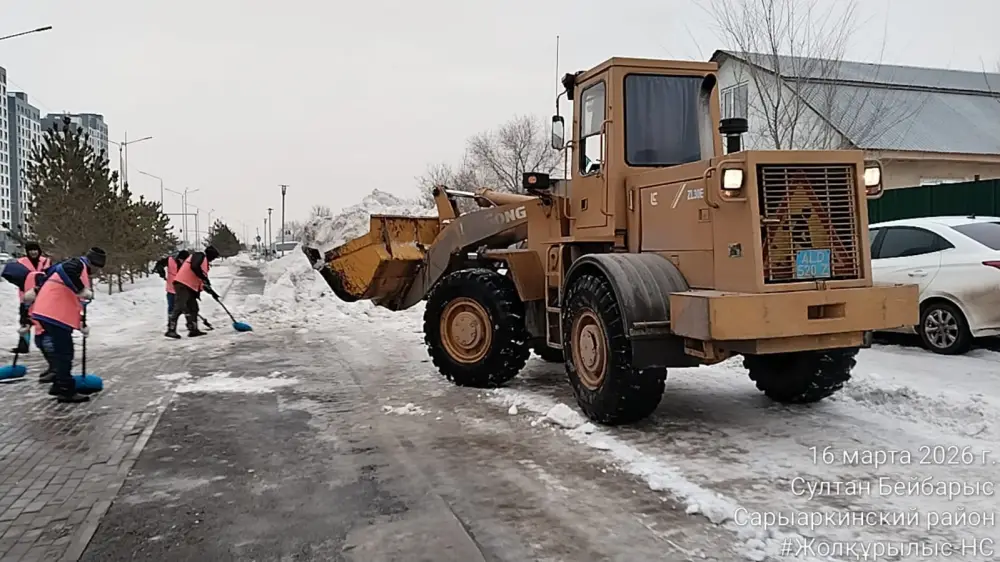 Тысячи дорожных рабочих вышли на снегоуборочные работы в Астане (10)