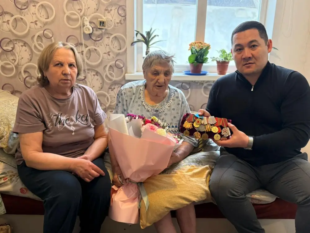 103-летняя труженица тыла Анна Дегтярева голосует на референдуме в Астане Павлодаре