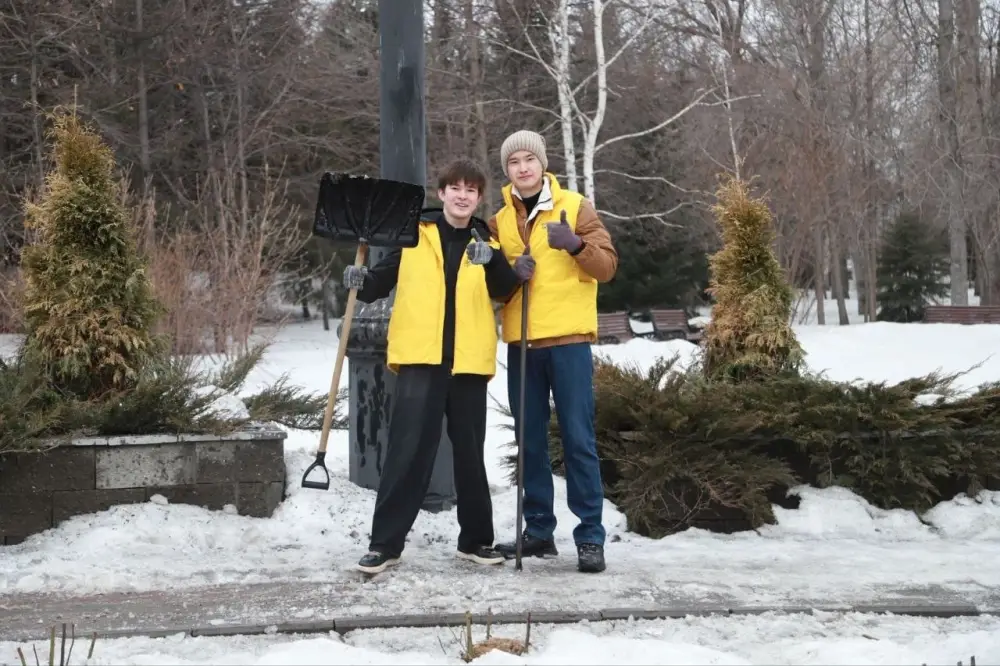 В Усть-Каменогорске в парке имени Жамбыла Жабаева прошёл субботник (5)