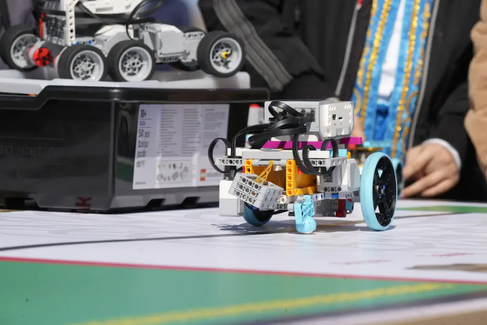 Дети Жетісу играли в асыки с роботами Павлодаре