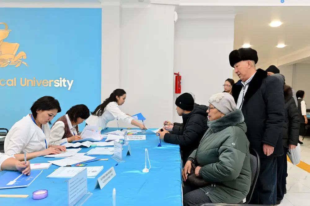 Аким области Абай проголосовал на референдуме (3)