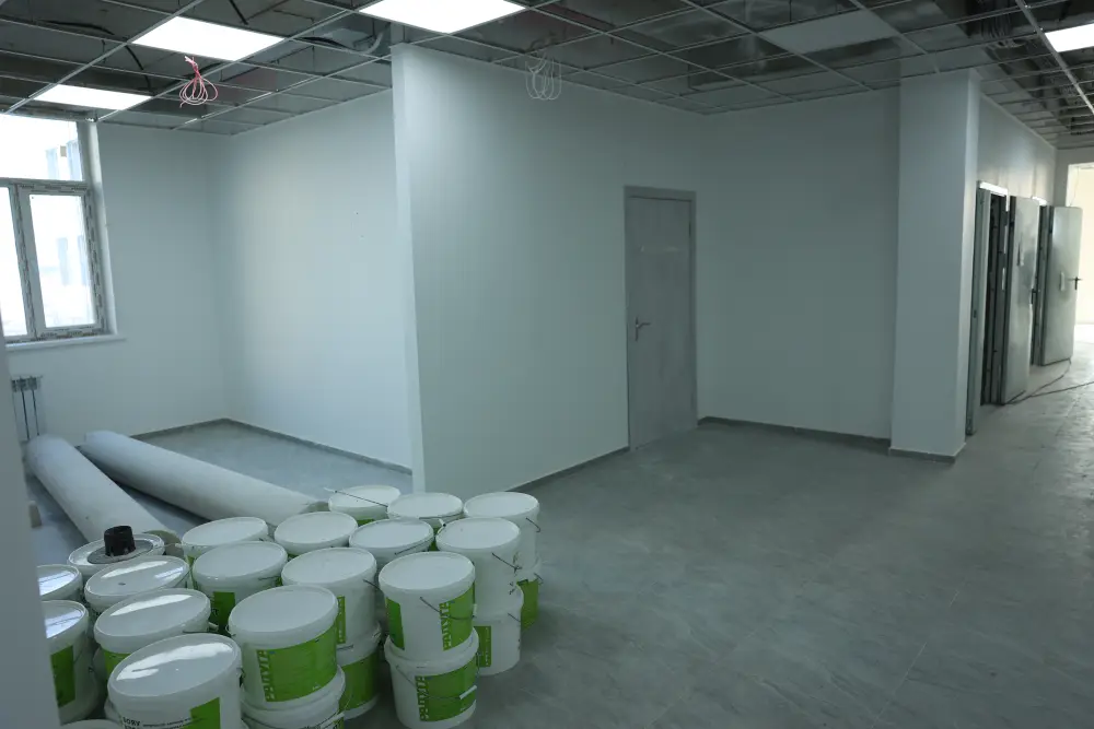 Аким области ознакомился с ходом строительства поликлиники (4)