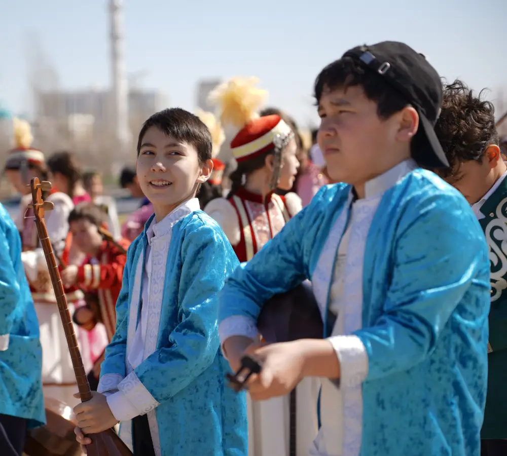 В ТУРКЕСТАНЕ БОЛЕЕ 500 ЮНЫХ ДОМБРИСТОВ ОДНОВРЕМЕННО ИСПОЛНИЛИ КЮЙ (4)