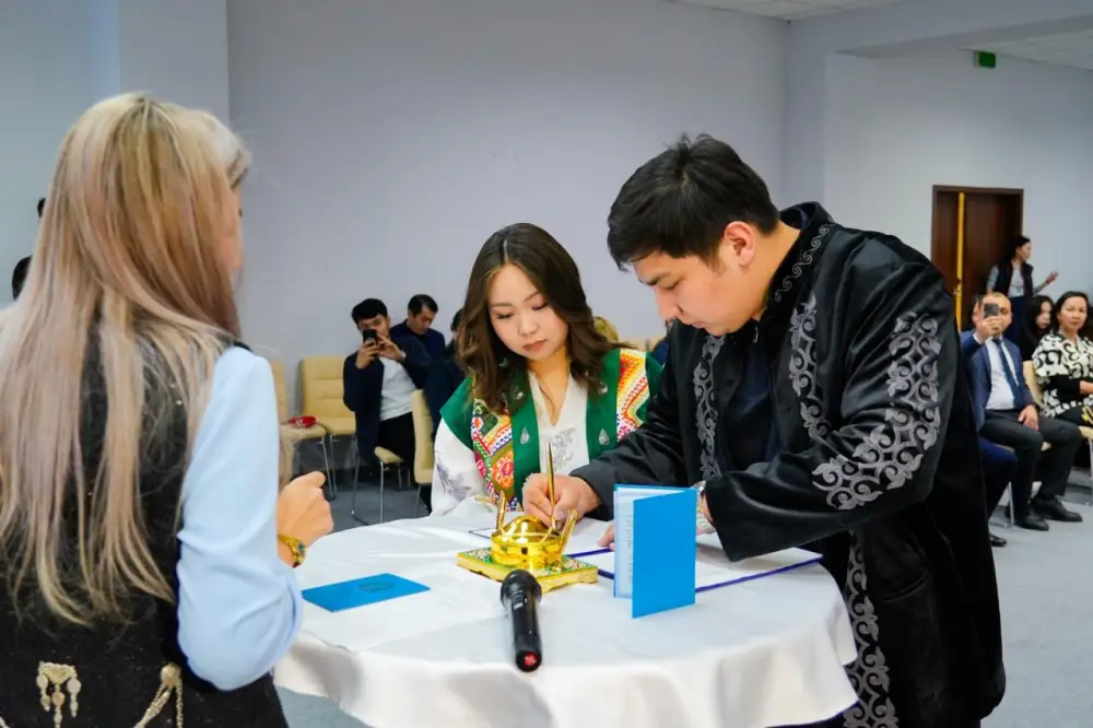 «Семья - сокровище нации»: в Астане молодые пары заключили брак в день семьи (6)