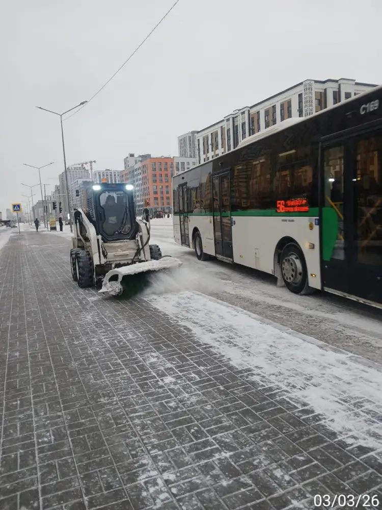 В Астане на снегоуборочные работы вывели более 1,7 тыс. единиц спецтехники (3)