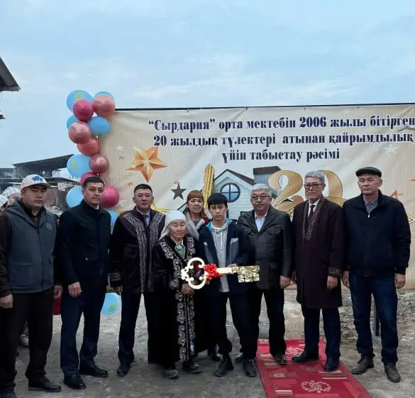 Выпускники школы в Шардаре поддержали нуждающуюся семью, подарив ей дом Павлодаре