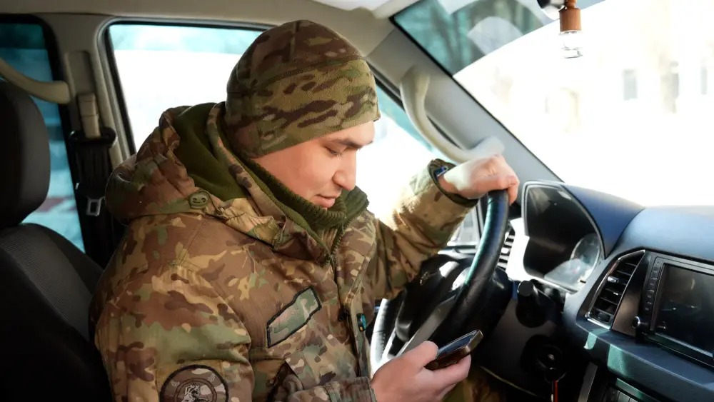 Солдаты Национальной гвардии Казахстана выражают благодарность матерям через неожиданные звонки к Международному женскому дню Павлодаре