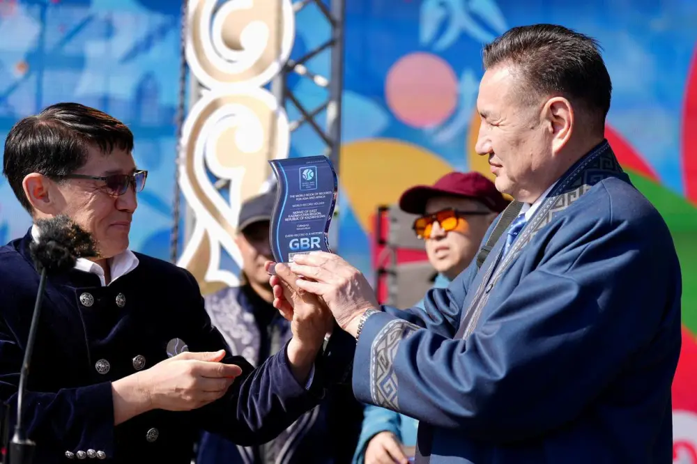 Более 5000 домбристов из ВКО установили мировой рекорд, исполнив песню «Акбулак» (5)