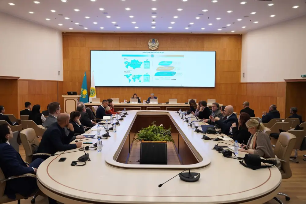 Международные наблюдатели обсуждают подготовку к референдуму в Казахстане Павлодаре