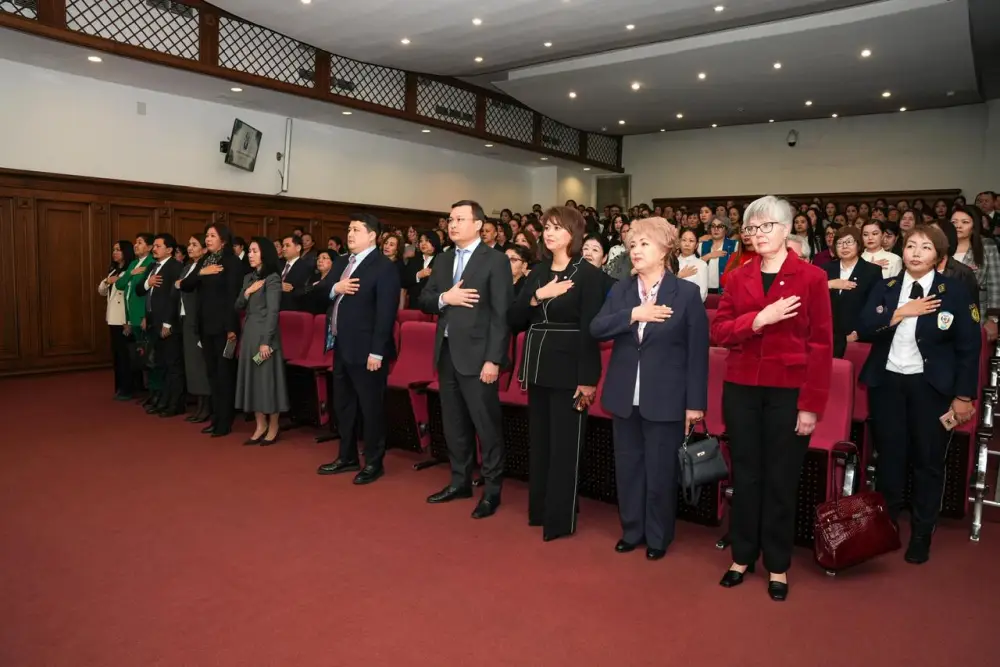 Министр юстиции Ерлан Сарсембаев поздравил женщин-работников органов юстиции с 8 марта и вручил награды Павлодаре