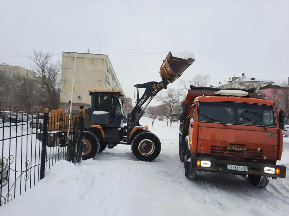 Десятки тысяч кубометров снега вывезли из столицы прошлой ночью (6)