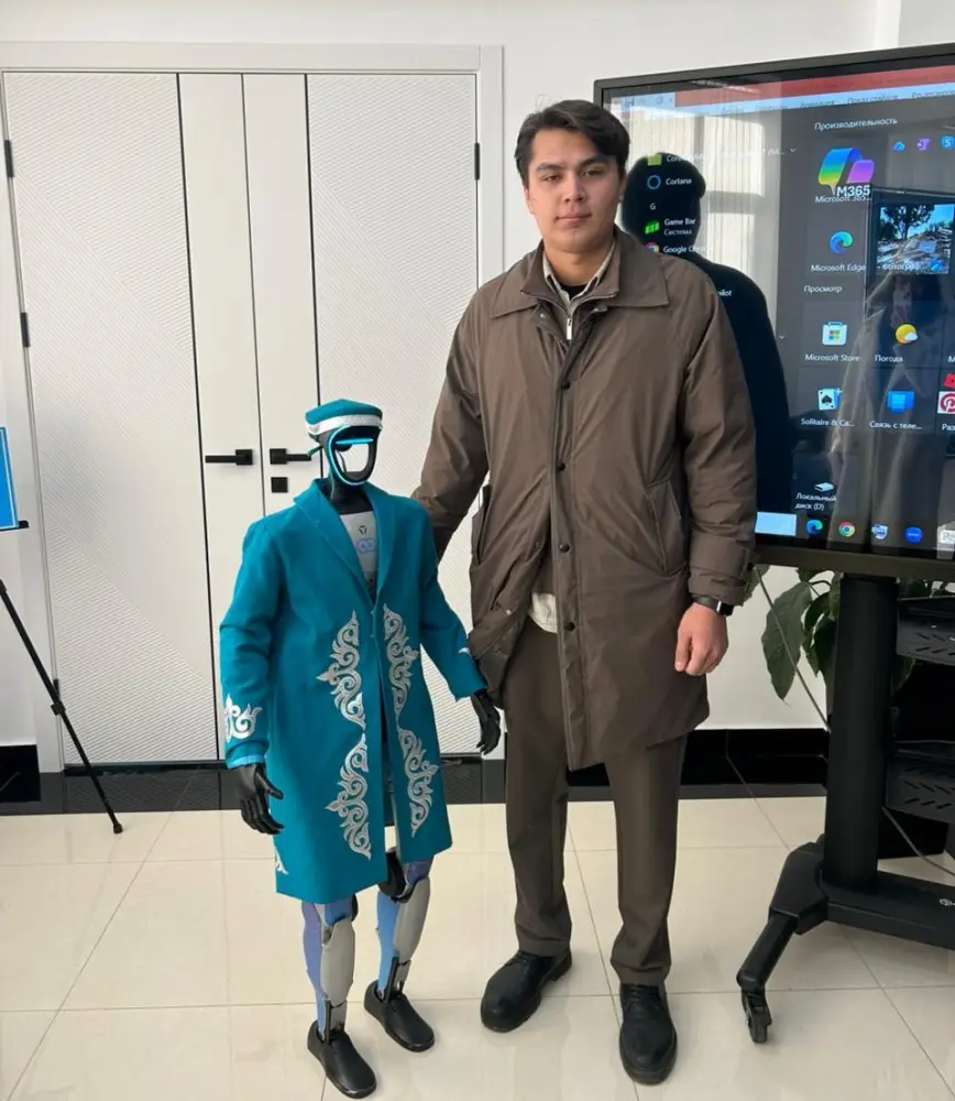 Робот в национальном костюме пришел на референдум Павлодаре