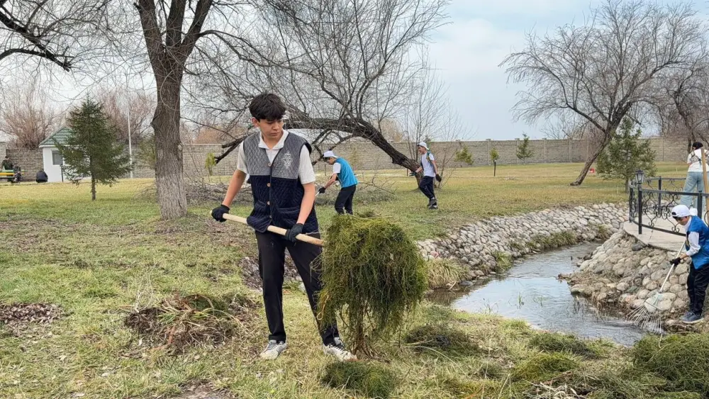 Юные казахстанцы очищают родники и берега рек в рамках акции «Мөлдір бұлақ» Павлодаре