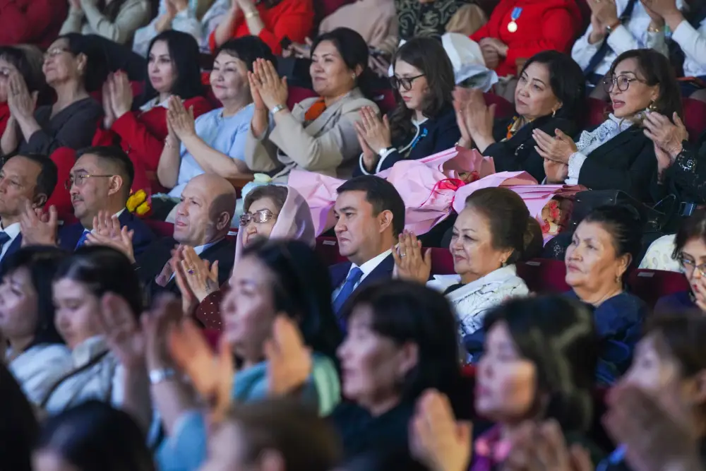 АКИМ ТУРКЕСТАНСКОЙ ОБЛАСТИ ВСТРЕТИЛСЯ С МНОГОДЕТНЫМИ И УВАЖАЕМЫМИ МАТЕРЯМИ И ПОЗДРАВИЛ ИХ С ПРАЗДНИКОМ (7)